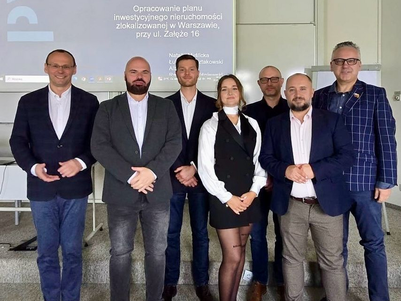 Zwieńczeniem rocznej nauki była kompleksowa praca końcowa – koncepcja inwestycji mieszkaniowej na trudnej działce miejskiej, stworzona wspólnie z Natalią Myślicką, Albertem Lisem i Radosławem Wiśniewskim. Projekt został bardzo wysoko oceniony za holistyczne podejście do analizy nieruchomości, uwzględniające zarówno aspekty formalne, techniczne, jak i komercyjne.  W ramach pracy wykonano:  analizę możliwości zagospodarowania działki w zwartej zabudowie,  projekt funkcjonalny z uwzględnieniem ograniczeń przestrzennych i technicznych (m.in. budowa w ostrej granicy, trudne warunki gruntowe, różnice poziomów),  ocenę chłonności, strategię marketingową i plan sprzedaży,  model finansowy inwestycji z założeniami rynkowymi,  ocenę aspektów ekologicznych, parkingowych i zieleni.  Projekt był efektem intensywnej współpracy interdyscyplinarnego zespołu i wsparcia merytorycznego mentora, Michała Kubickiego, który podsumował pracę słowami:  „Dostaliście najtrudniejsze zadanie, ale nie zawiedliście. Praca z niespotykaną liczbą załączników i świetną analizą potencjału inwestycyjnego. Spisaliście się na medal!”  Udział w programie, opartym na realnych case’ach i prowadzonym przez praktyków, to dla Contiga kolejne potwierdzenie, że wiedza, doświadczenie i współpraca to fundamenty skutecznego zarządzania inwestycjami budowlanymi.